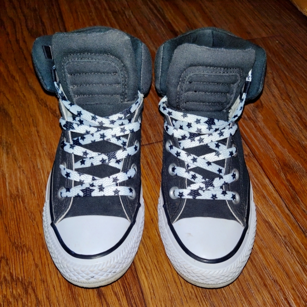 Converse Womens size 6 Black and white with star shoe laces.